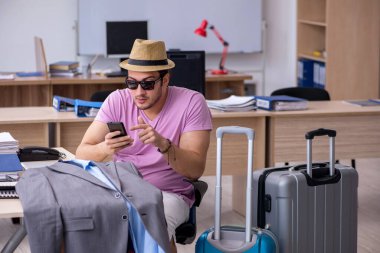 Genç erkek çalışanımız geziye hazırlanıyor.