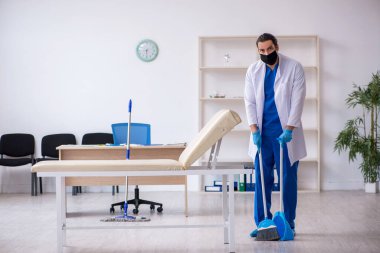 Genç erkek müteahhit salgın konseptinde dezenfekte kliniği