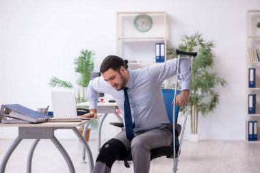 Ofiste çalışan genç bacağı yaralı bir çalışan.