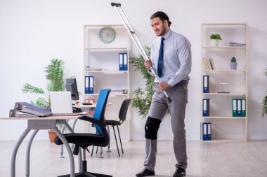 Ofiste çalışan genç bacağı yaralı bir çalışan.