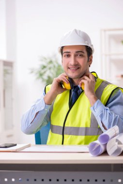 Ofiste çalışan genç erkek mimar.