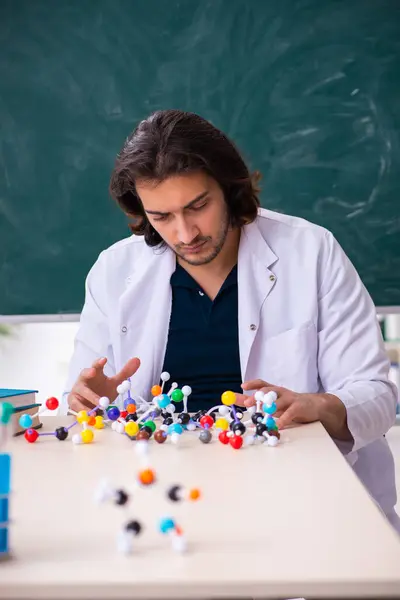 教室に座っている若い男性科学者 — ストック写真