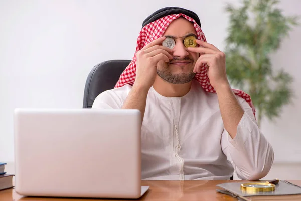 Jeune employé arabe de sexe masculin travaillant au bureau — Photo