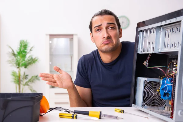 Joven reparando la computadora en casa —  Fotos de Stock