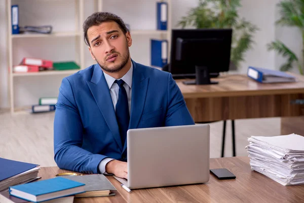 Junge männliche Mitarbeiter unzufrieden mit exzessiver Arbeit — Stockfoto