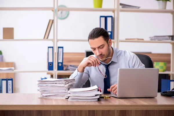 Jeune employé masculin malheureux avec un travail excessif — Photo