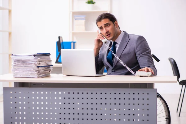 Disabled employee in the office — Stock Photo, Image