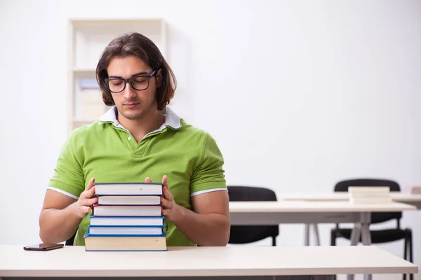 Fiatal férfi diák az osztályteremben — Stock Fotó