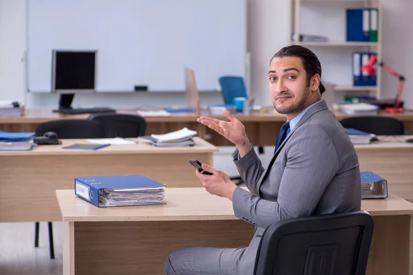 Jovem homem de negócios empregado trabalhando no escritório — Fotografia de Stock