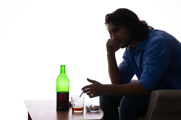Młody człowiek cierpiący na alkoholizm — Zdjęcie stockowe