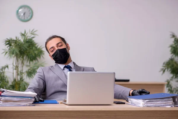 Молодий працівник чоловічої статі в офісі під час пандемії — стокове фото