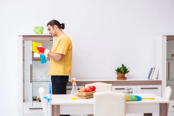 Jonge mannelijke aannemer schoonmaken van het huis — Stockfoto