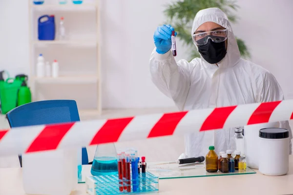 Joven químico masculino trabajando en el laboratorio de medicina — Foto de Stock