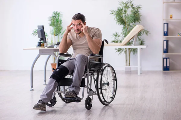 Joven pierna lesionado hombre en silla de ruedas — Foto de Stock