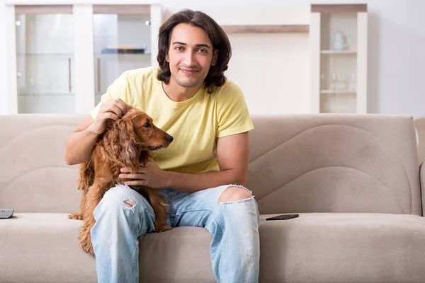 Cocker Spaniel köpeği olan genç bir adam. — Stok fotoğraf