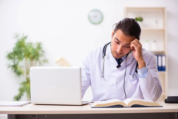 Mladý lékař naslouchá pacientovi během telemedicínského sezení — Stock fotografie