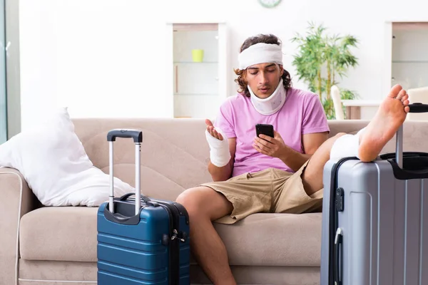 Jovem ferido se preparando para a viagem — Fotografia de Stock