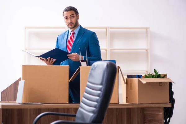 Joven empleado masculino en concepto de reubicación —  Fotos de Stock