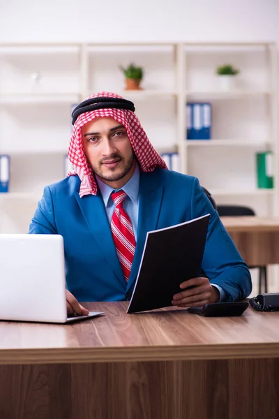 Молодой арабский работник, работающий в офисе — стоковое фото
