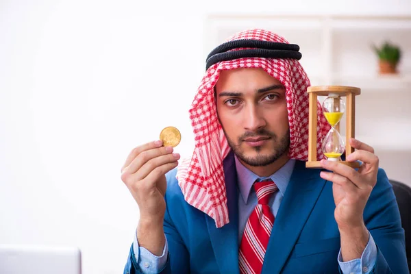 Empleado árabe joven trabajando en la oficina —  Fotos de Stock