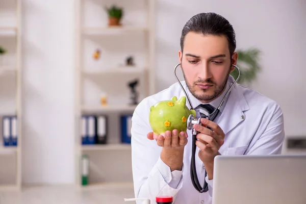 Klinikte çalışan genç erkek doktor. — Stok fotoğraf