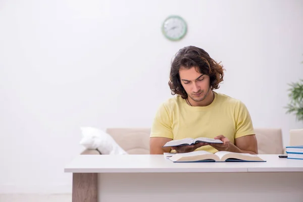 Jonge mannelijke student bereidt zich voor op examens thuis — Stockfoto