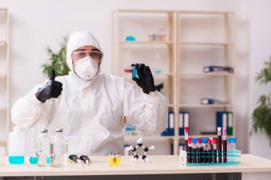 Coronavirus COVID-19 konseptinde çalışan doktor.