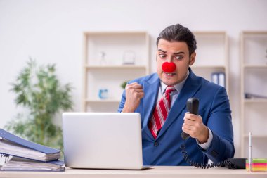 Ofiste çalışan komik bir palyaço.