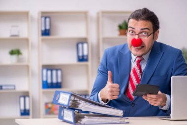 Ofiste çalışan komik bir palyaço.