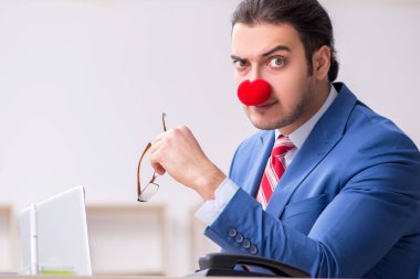 Ofiste çalışan komik bir palyaço.