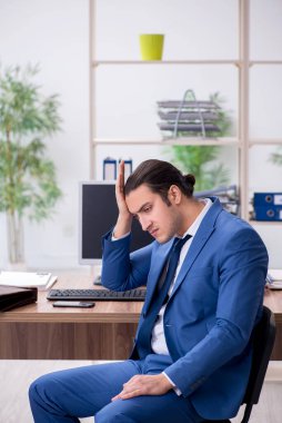 İş yerinde çalışan genç bir erkek işadamı