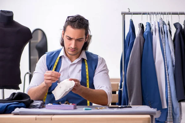 Jonge mannelijke kleermaker in de werkplaats — Stockfoto