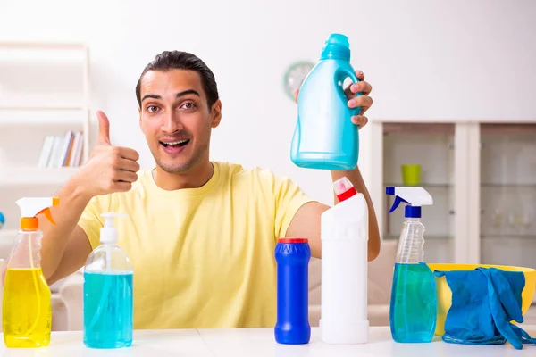 Mladý muž dodavatel dělá domácí práce doma — Stock fotografie