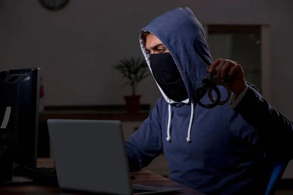 Мужчина-хакер взломал брандмауэр безопасности в конце рабочего дня — стоковое фото