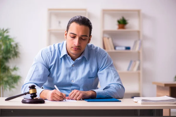 Giovane in tribunale nel concetto di divorzio — Foto Stock