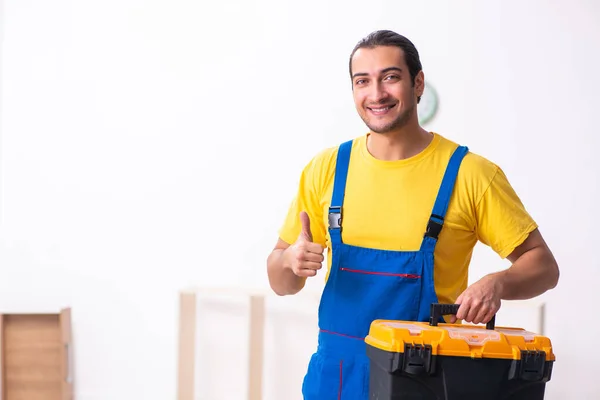 Joven carpintero masculino trabajando en interiores — Foto de Stock