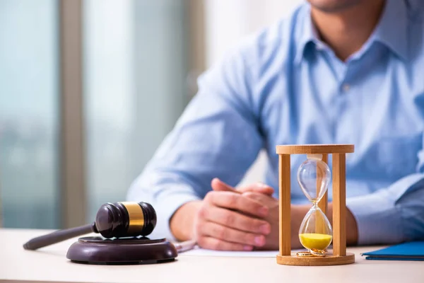 Junger Mann in Scheidungskonzept im Gerichtsgebäude — Stockfoto