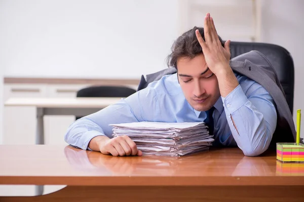 Jonge mannelijke werknemer slapen in het kantoor — Stockfoto