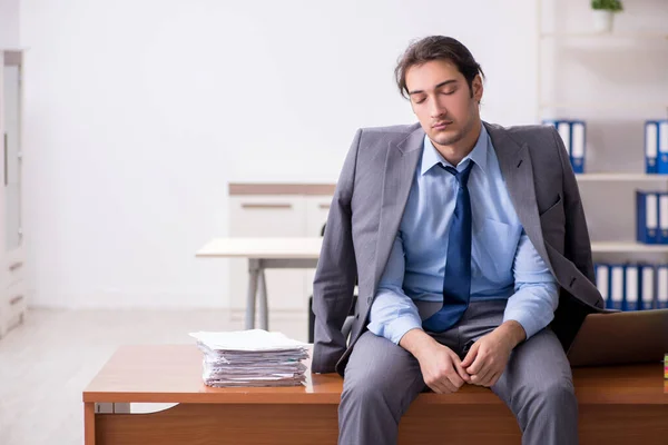 Giovane dipendente maschio che dorme in ufficio — Foto Stock