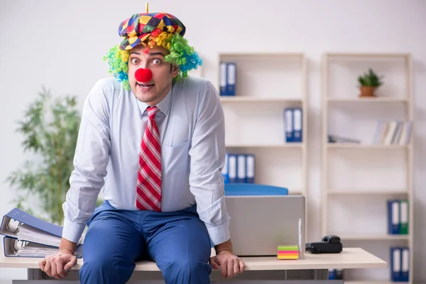 在办公室工作的有趣的员工小丑 — 图库照片