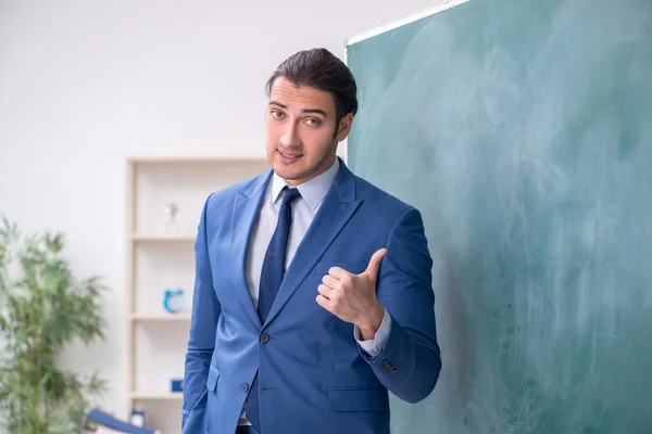 Junger Mann Mitarbeiter im Präsentationskonzept — Stockfoto