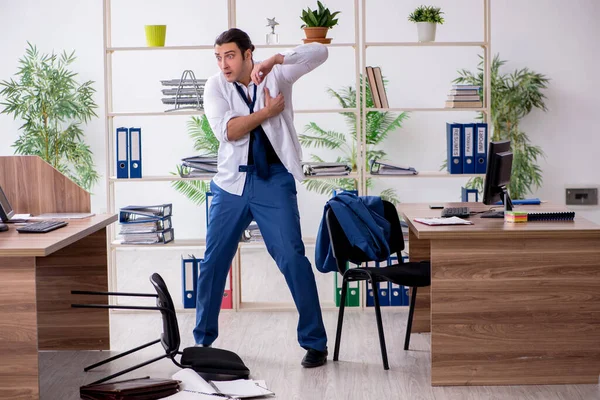 Joven hombre de negocios empleado en el lugar de trabajo — Foto de Stock