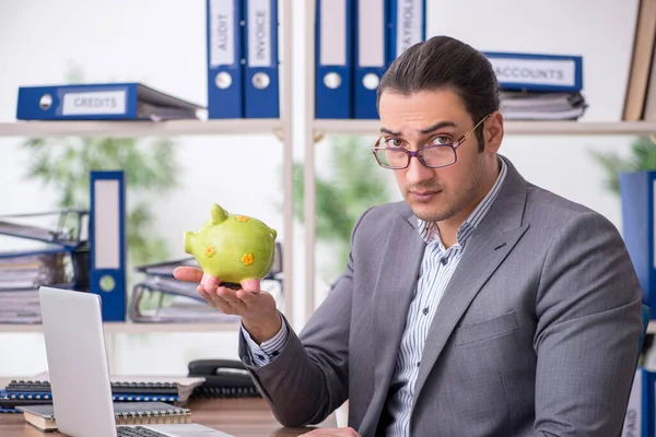 Jovem homem empresário empregado no local de trabalho — Fotografia de Stock