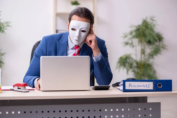 Männlicher Angestellter mit Maske im Hipokrates-Konzept — Stockfoto