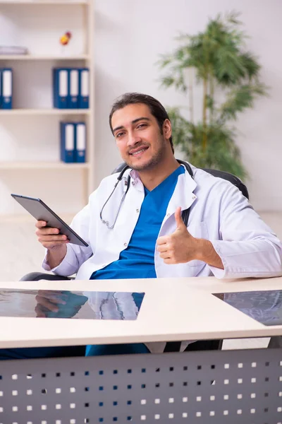 Jeune médecin masculin dans le concept de télémédecine — Photo