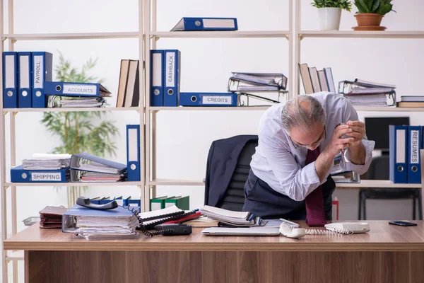 Gammal manlig anställd missnöjd med överdrivet arbete — Stockfoto