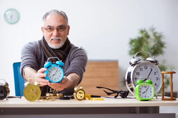 Vieux horloger masculin travaillant dans l'atelier — Photo