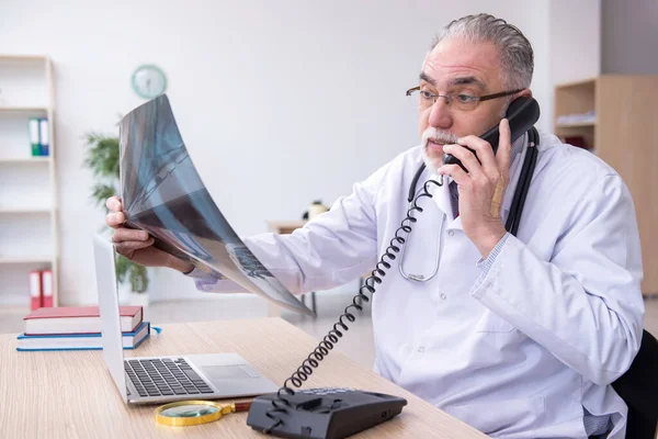 Gammal manlig röntgenläkare som arbetar på kliniken — Stockfoto