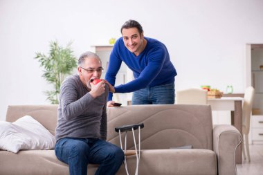 Genç adam bacağına iyi bakıyor.