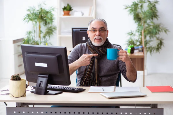 Ancien employé masculin travaillant à domicile pendant la pandémie — Photo